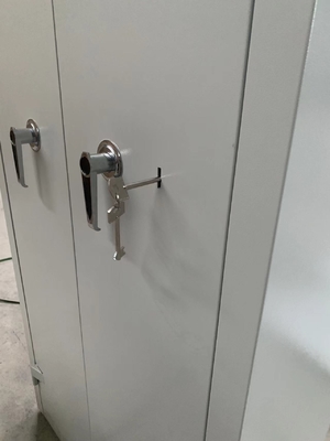 Κτύπος κάτω από το ντουλάπι αρχειοθέτησης ασφάλειας δομών με τη διπλή κλειδαριά ασφάλειας